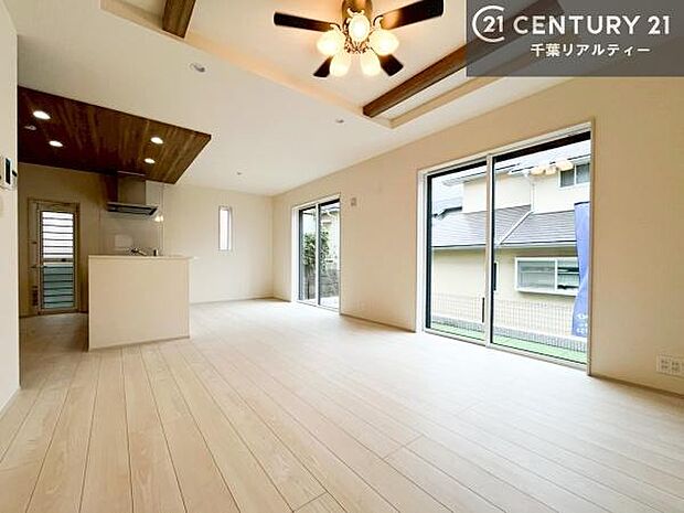 リビング全体が見渡せる対面キッチンなので、お子様の様子を見守りながら作業ができる子育てがしやすい安心な間取です!