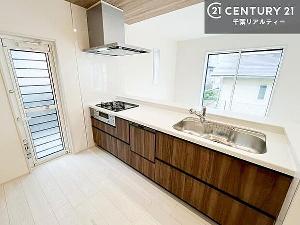 大人気の対面式システムキッチンを採用しています!ご家族のコミュニケーションが自然と増える設計です。お子様にも目が届くので嬉しいですね。広々使えて快適に作業が進みます。