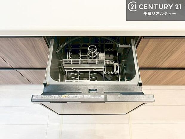 食洗機付き!忙しい時や冬場は手荒れ防止として大活躍します!ビルトイン仕様なので、場所も取らず調理スペースも広く使えて手際よく作業が出来ます!