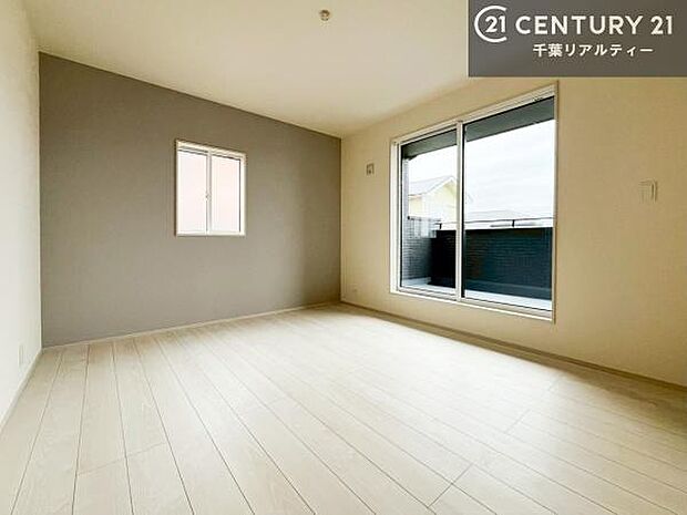 優しい光が差し込む洋室は、朝の目覚めも気持ちが良さそうですね。おうち時間もゆったりと過ごすことができます。優しい色合いのフローリングがどんな家具にもマッチします!