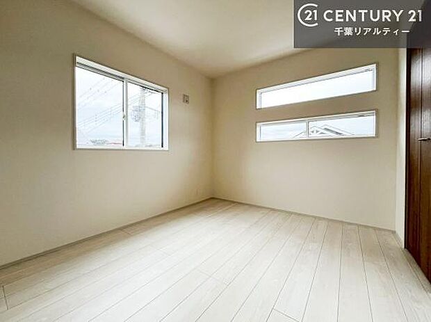 2面採光を確保した明るい室内は、風通しも良く、明るく大変居心地の良い空間となっております。リラックスして過ごせる心地の良いお部屋です!朝の目覚めがスッキリしますね!