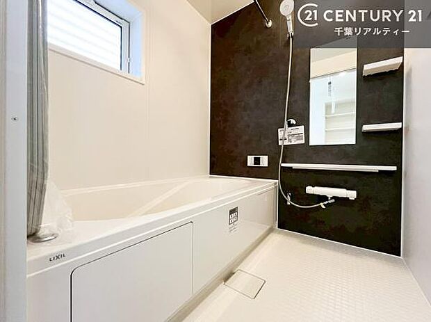 落ち着きある大人の雰囲気のバスルームは、味が出ていてバスタイムが充実!お仕事頑張っているご褒美にお好みの匂いの入浴剤を入れて、楽しんでみてはいかがでしょうか?