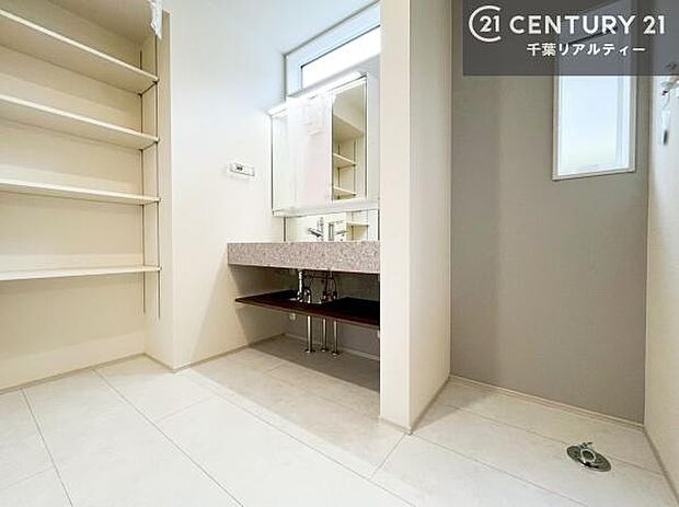 身なりを整える洗面所は、清潔感が大事です!水周りの清潔感のある雰囲気を演出!気持ちよくお使いいただけます。広々したスペースも嬉しいですね!