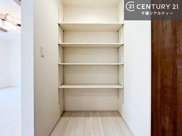 パントリー付き!手を止めず取り出しが出来る作業がしやすい快適な動線です!手際よく料理が作れて毎日捗りそうですね!