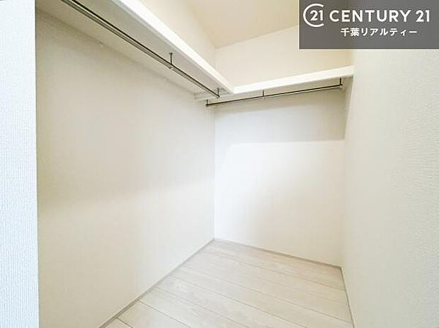 ウォークインクローゼット付きです。たくさんのお洋服などを収納しておけそうですね!他にも扇風機や加湿器など季節物の大きな家電も収納できます。