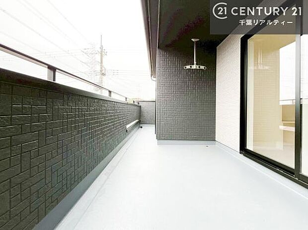 広々としたバルコニーはお洗濯ものを干すだけではなく椅子を置いて読書をしたりほっと一息つく場所にもなります!