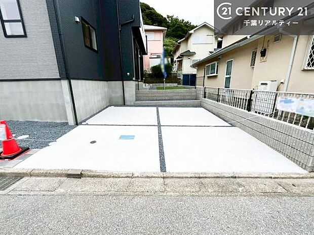 駐車スペースは2台分あります!セカンドカーはもちろん、バイクや自転車なども置き場所に困りません。