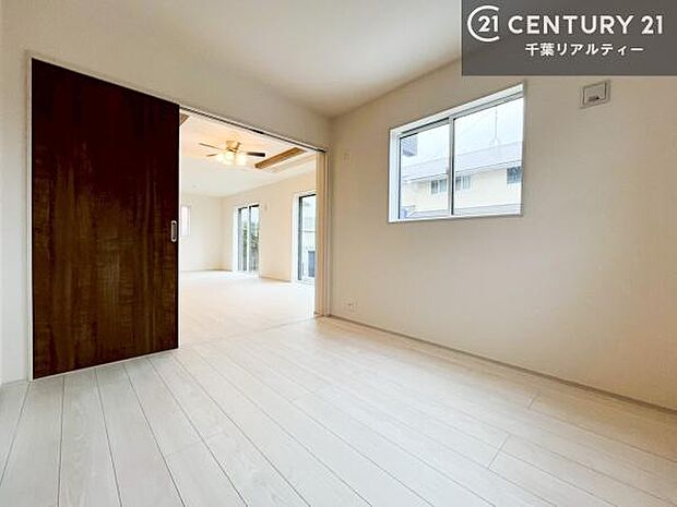 リビングと隣接した洋室は、家事の休憩スペースやキッズスペースとして活用するのもよさそうですね!