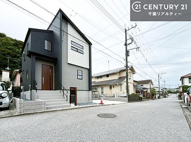 前面道路6m!陽当り良好な立地です。車庫入れが苦手な方も安心ですね。