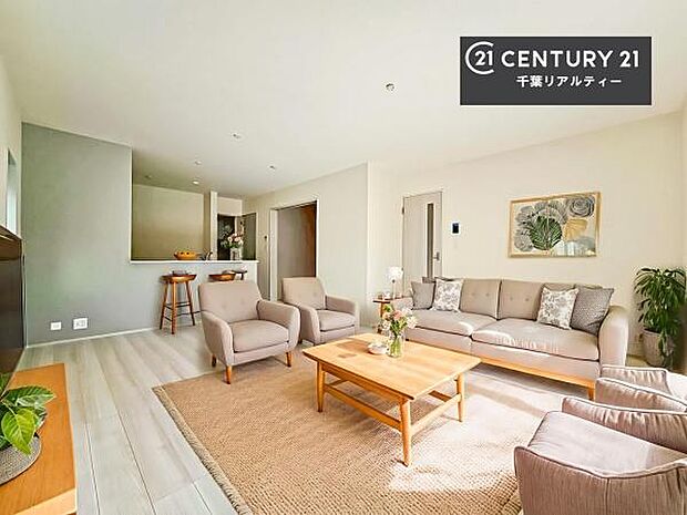 家具はCGパースです。大きな窓からたっぷりの陽ざしが入る明るいリビング。開放感のあるリビングで家族団らんのくつろぎの時間を過ごせます。