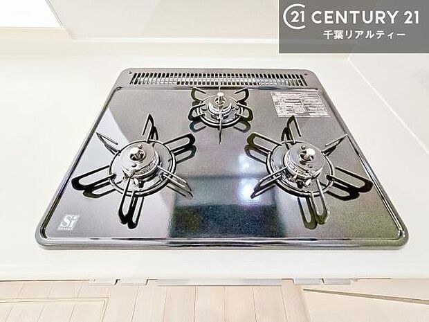コンロは三口あるのでお料理の同時進行ができます。もちろんグリル付きです。調理スペースも広々している為作業がしやすい！使い勝手が良いシステムキッチンです！
