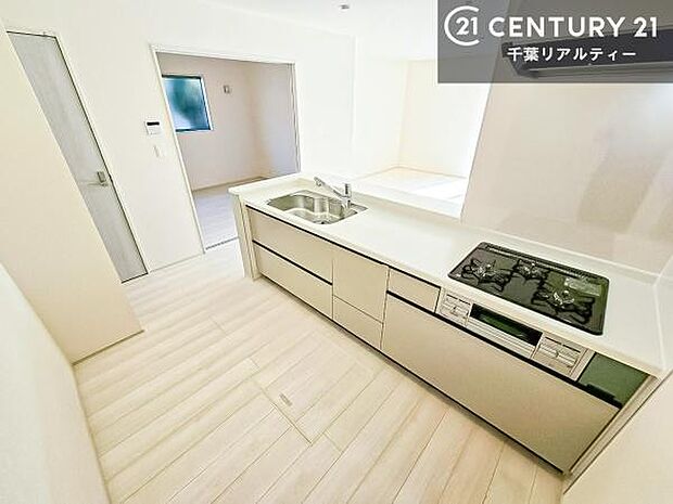 大人気の対面式システムキッチンを採用しています!ご家族のコミュニケーションが自然と増える設計です。お子様にも目が届くので嬉しいですね。広々使えて快適に作業が進みます。