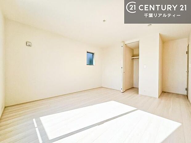 収納スペースも充実しているので散らかったお部屋をサッと片付けられます！