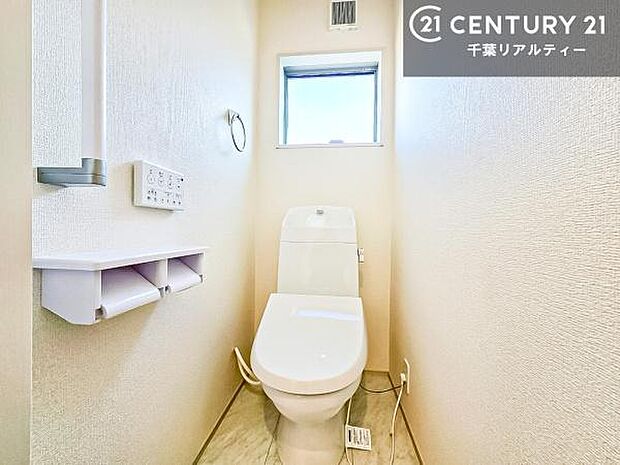 1・2階にトイレがございます!朝の忙しい時間帯も待たずにすみそうですね。白を基調とした清潔感のあるトイレでお手入れがしやすいです!