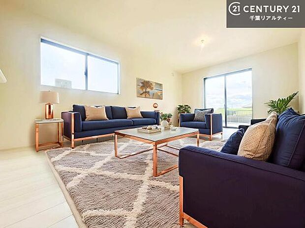 【同仕様】家具はCGパースです。開放感のある広々LDK！ソファーやダイニングテーブルを置いても窮屈にならないので快適に過ごせます！コミュニケーションが取りやすい明るいリビングです！