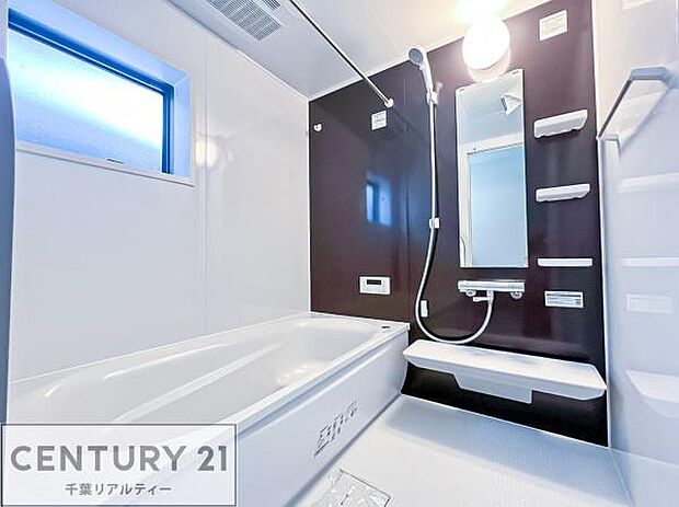 【同仕様】広々バスで一日の疲れをリフレッシュ。足が伸ばせるので、浴槽にもゆったりと浸かれますね！毎日のバスタイムが楽しみになります。