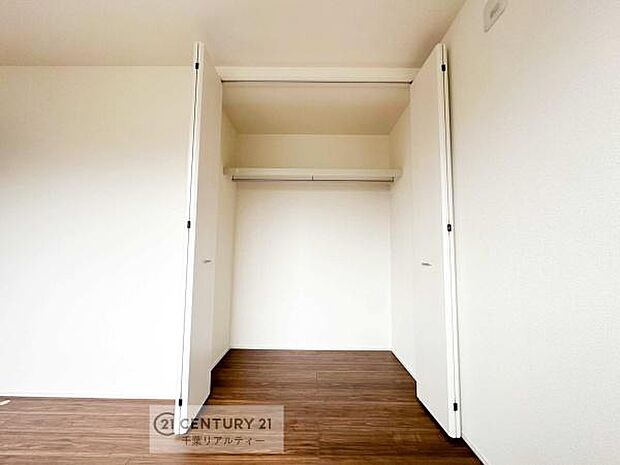 【同仕様】各居室収納付き！急なお客様が来客しても散らかったお部屋をサッと片付けられます！お部屋のスペースが生まれゆとりあるお部屋を演出することが出来ます！