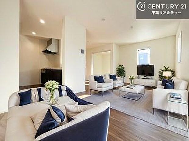 【同仕様】家具はCGパースです。心地良いリビングは家族が自然と集まります。家族団欒の時間が増えそうです。ご家族と、より一層充実した時間を過ごせそうですね。明るく開放的な空間です。