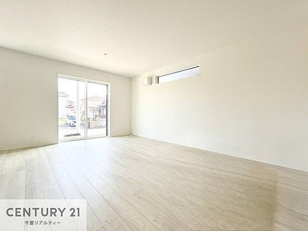 大きな窓からたっぷりの陽ざしが入る明るいリビング。開放感のあるリビングで家族団らんのくつろぎの時間を過ごせます。