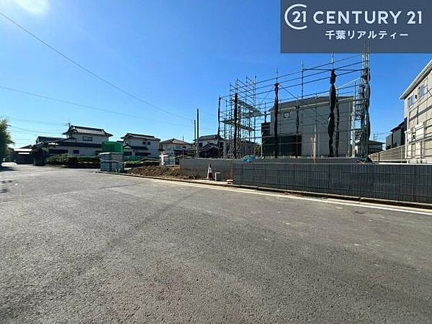 前面道路は広々としており、車の出し入れもラクラク。開放感あふれる立地で、安心して暮らせる住まいです。