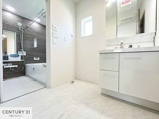 小窓付きの明るい洗面室です！湿気もすぐに入れ替えができて清潔に保つことができます！自然光が差し込むのでお化粧の仕上がりも良くなりますね！