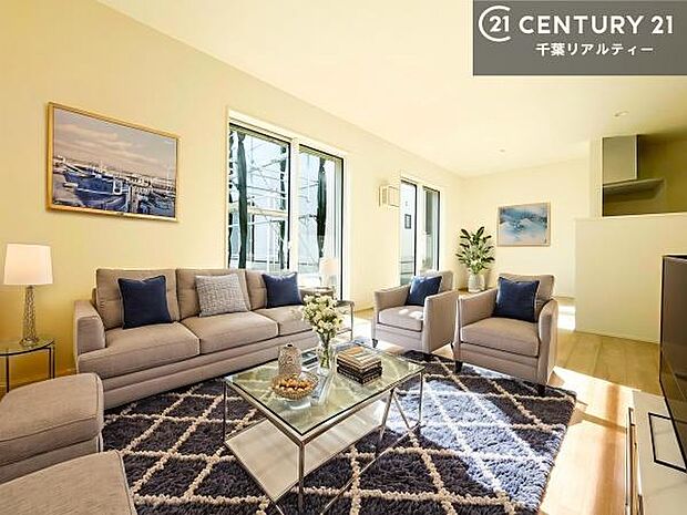 家具はCGパースです。心地良いリビングは家族が自然と集まります。家族団欒の時間が増えそうです。ご家族と、より一層充実した時間を過ごせそうですね。明るく開放的な空間です。