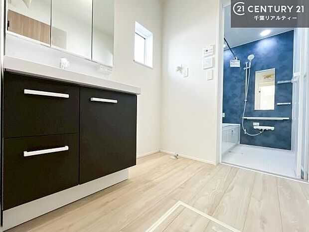 小窓付きの明るい洗面室です!湿気もすぐに入れ替えができて清潔に保つことができます!自然光が差し込むのでお化粧の仕上がりも良くなりますね!