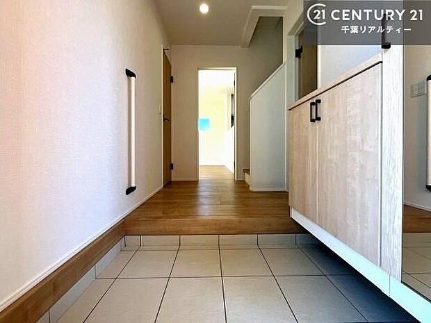 姿見付きシューズボックスで、玄関が片付きお掃除がしやすいです！スッキリした玄関で戸を開けた瞬間、清潔感のある心地いい空間が出迎えてくれます。