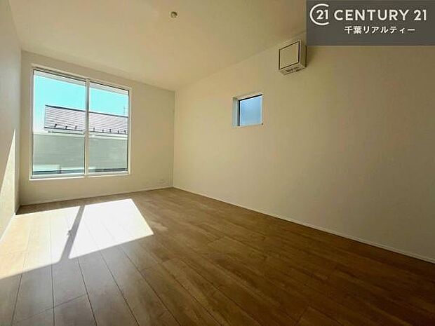 優しい光が差し込む洋室は、朝の目覚めも気持ちが良さそうですね。おうち時間もゆったりと過ごすことができます。優しい色合いのフローリングがどんな家具にもマッチします！