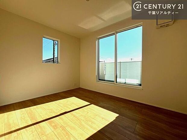 バルコニーへ面した洋室なので天気のいい日はバルコニーへ出てリフレッシュするのもいいですね！充実したプライベートタイムが送れる洋室！陽当たり、風通し良好です。