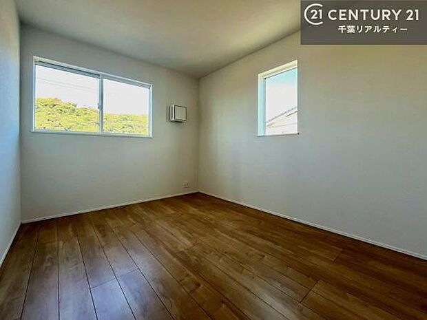 2面採光を確保した明るい室内は、風通しも良く、明るく大変居心地の良い空間となっております。リラックスして過ごせる心地の良いお部屋です！朝の目覚めがスッキリしますね！