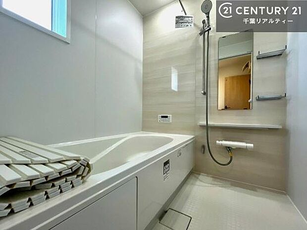 落ち着きある大人の雰囲気のバスルームは、シックなデザインでバスタイムが充実！お仕事頑張っているご褒美にお好みの匂いの入浴剤を入れて、楽しんでみてはいかがでしょうか？