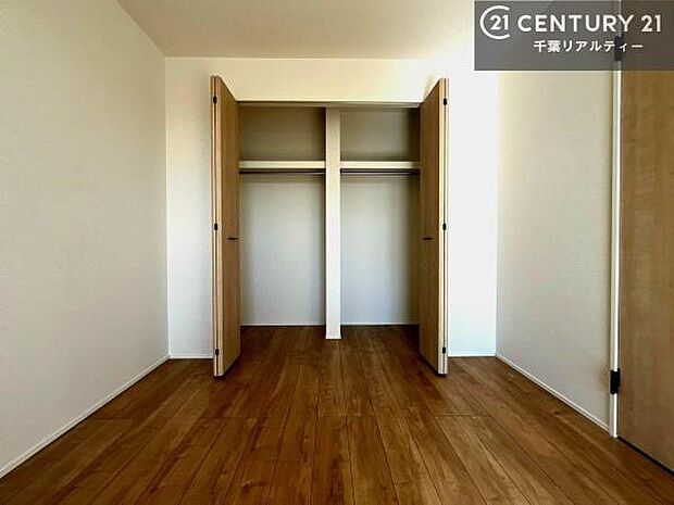 たっぷりの収納スペースで、暮らしがすっきり整う住まい。家族の荷物もきれいに片付き、毎日を快適に過ごせます。