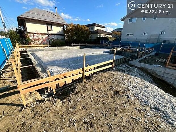 現在建築中。完成後は明るく開放的なリビングや最新設備のキッチンなど快適な空間が広がります。未完成だからこそ“新しい暮らし”への期待が高まる住まい。今しか見られない建築中の様子も必見です。