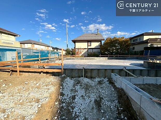 現在建築中。完成後は明るく開放的なリビングや最新設備のキッチンなど快適な空間が広がります。未完成だからこそ“新しい暮らし”への期待が高まる住まい。今しか見られない建築中の様子も必見です。