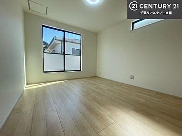 【同仕様】バルコニーに面している洋室です。明るく温もりがあり、換気もしっかりできます！朝起きて、外に出て背伸びをしつつ深呼吸をし良い朝を迎え入れることが出来そうですね！