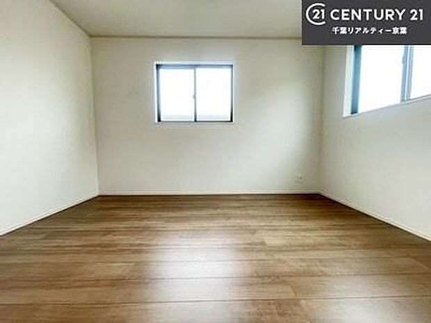 【同仕様写真】洋室は子供部屋や寝室、色々と用途多彩に利用できますね。収納力もたっぷりなので、広々気持ちよく過ごすことができます。