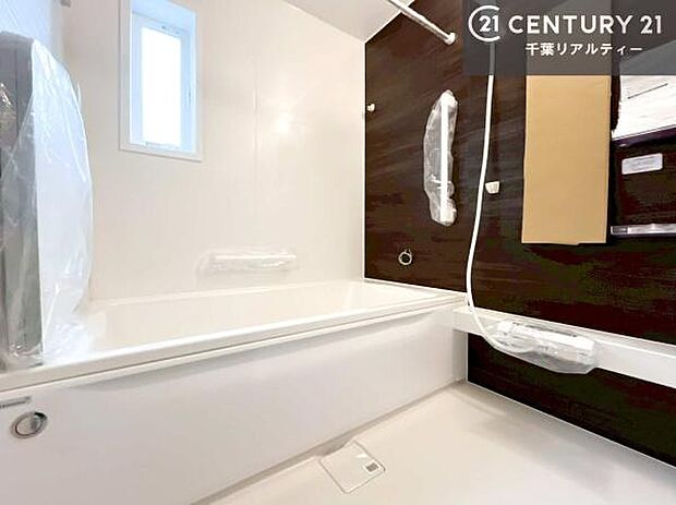 落ち着きある大人の雰囲気のバスルームは、シックなデザインでバスタイムが充実!お仕事頑張っているご褒美にお好みの匂いの入浴剤を入れて、楽しんでみてはいかがでしょうか?