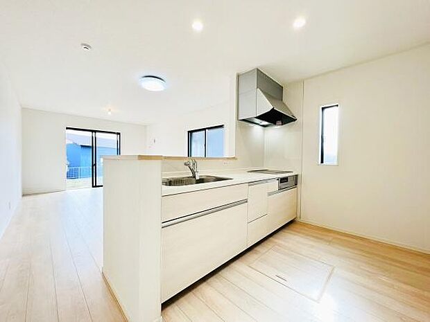 【同仕様写真】大人気の対面式システムキッチンを採用しています!ご家族のコミュニケーションが自然と増える設計です。お子様にも目が届くので嬉しいですね。収納力もあります!