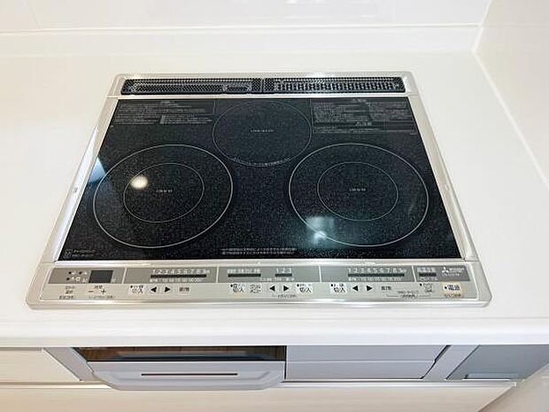 【同仕様】IHクッキングヒーター仕様なので、お掃除は拭き取るのみで家事楽々です!火災のリスクも抑えられる安心仕様で、快適に作業ができます!