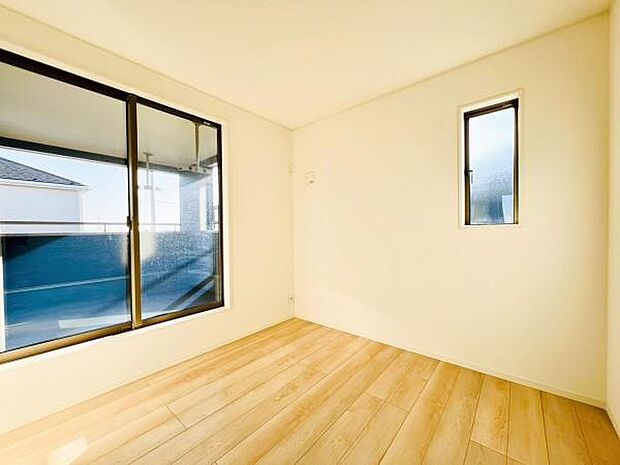 【同仕様】バルコニーに面している洋室です。明るく温もりがあり、換気もしっかりできます!朝起きて、外に出て背伸びをしつつ深呼吸をし良い朝を迎え入れることが出来そうですね!
