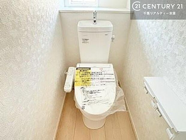 【同仕様写真】1・2階にトイレがございます!朝の忙しい時間帯も待たずにすみそうですね。白を基調とした清潔感のあるトイレでお手入れがしやすいです!