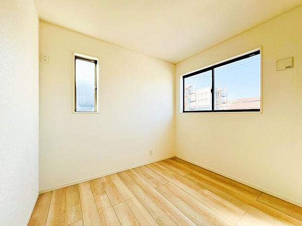 【同仕様写真】洋室は子供部屋や寝室、色々と用途多彩に利用できますね。収納力もたっぷりなので、広々気持ちよく過ごすことができます。