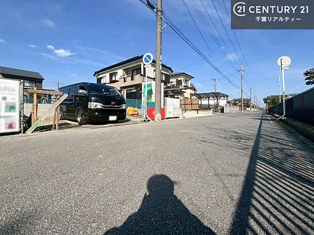 前面道路は6m!陽当り良好な立地です。車庫入れが苦手な方も安心ですね。