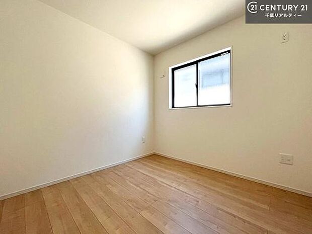 【同仕様写真】洋室は子供部屋や寝室、色々と用途多彩に利用できますね。収納力もたっぷりなので、広々気持ちよく過ごすことができます。