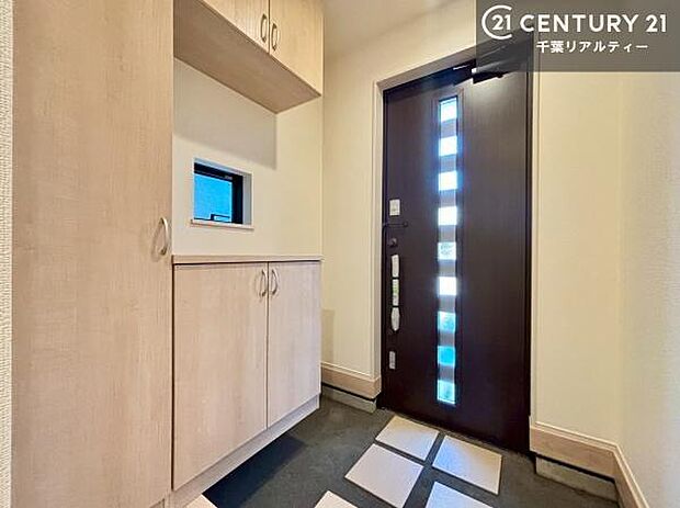 シューズボックス付きなので、玄関が片付きお掃除がしやすいです！スッキリした玄関で戸を開けた瞬間、清潔感のある心地いい空間が出迎えてくれます。