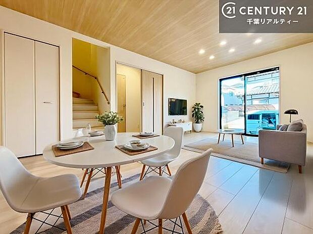 家具はCGパースです。開放感のある広々LDK！ソファーやダイニングテーブルを置いても窮屈にならないので快適に過ごせます！コミュニケーションが取りやすいリビングです！