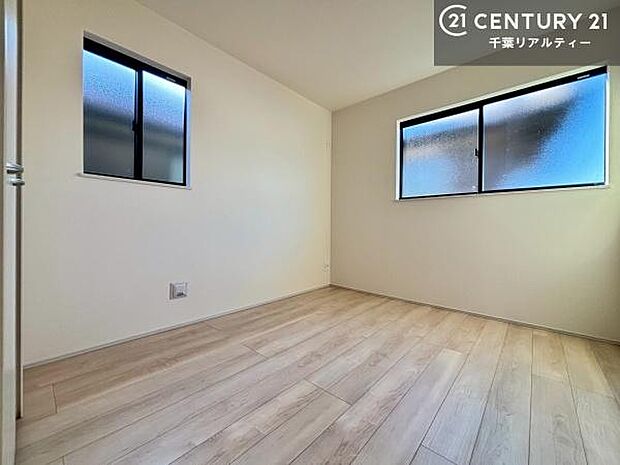 掃き出し窓がないお部屋は、お子様のお部屋としても安心です！収納スペースも充実しているので散らかったお部屋をサッと片付けられます！