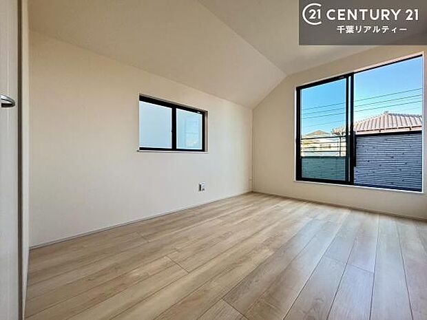 バルコニーに面している洋室です。明るく温もりがあり、換気もしっかりできます！朝起きて、外に出て背伸びをしつつ深呼吸をし良い朝を迎え入れることができます。