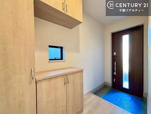 シューズボックス付きなので、玄関が片付きお掃除がしやすいです!スッキリした玄関で戸を開けた瞬間、清潔感のある心地いい空間が出迎えてくれます。